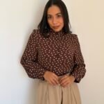 Camisa topos cuello mao