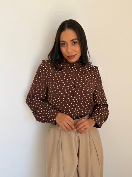 Camisa topos cuello mao