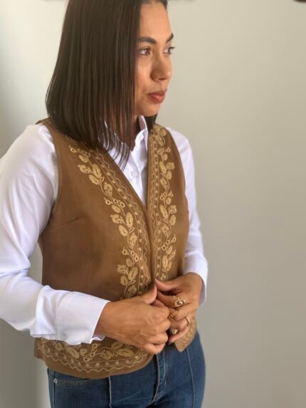 Conjunto de chaleco y camisa